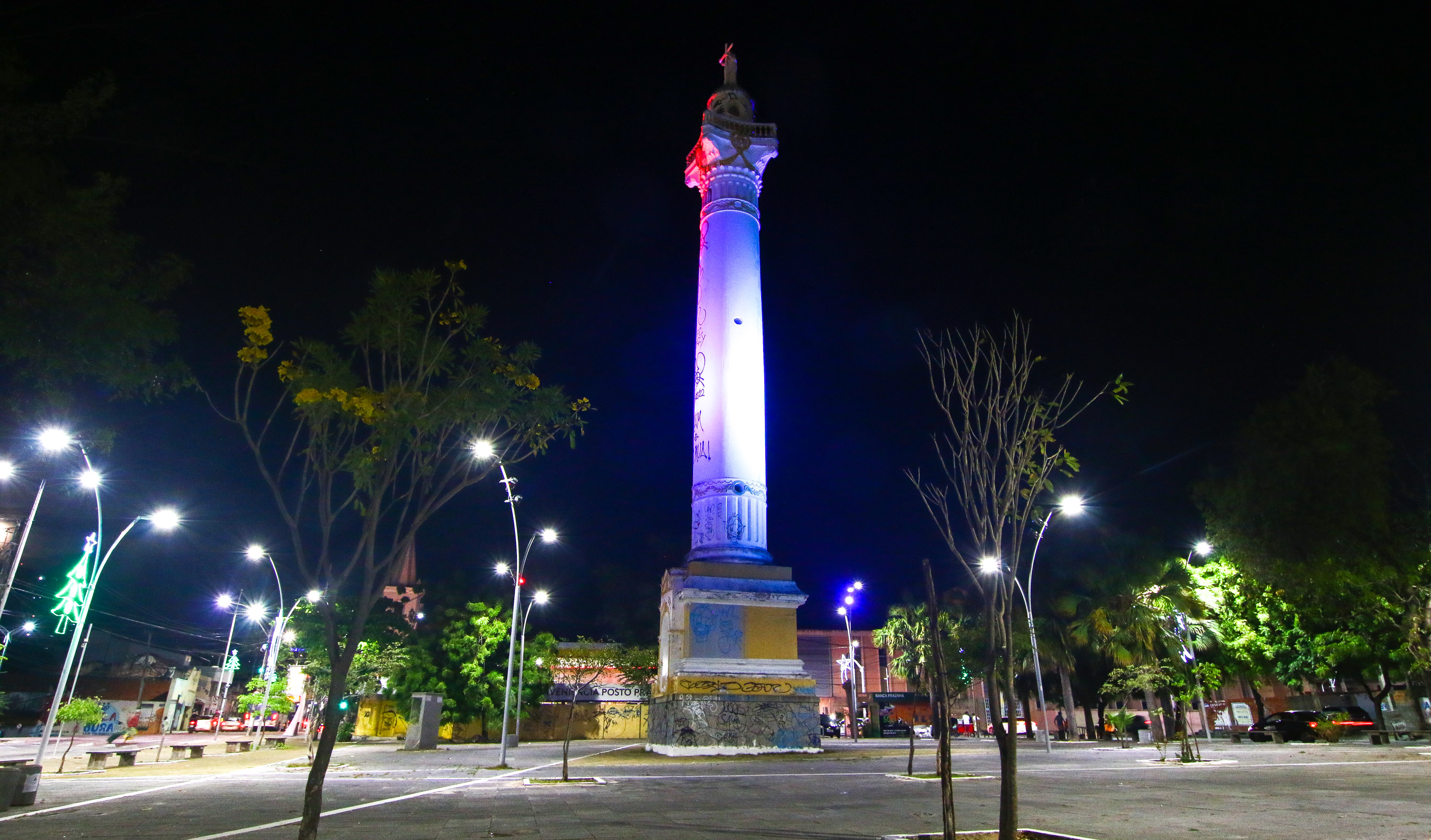 praça do cristo redentor com iluminação azul